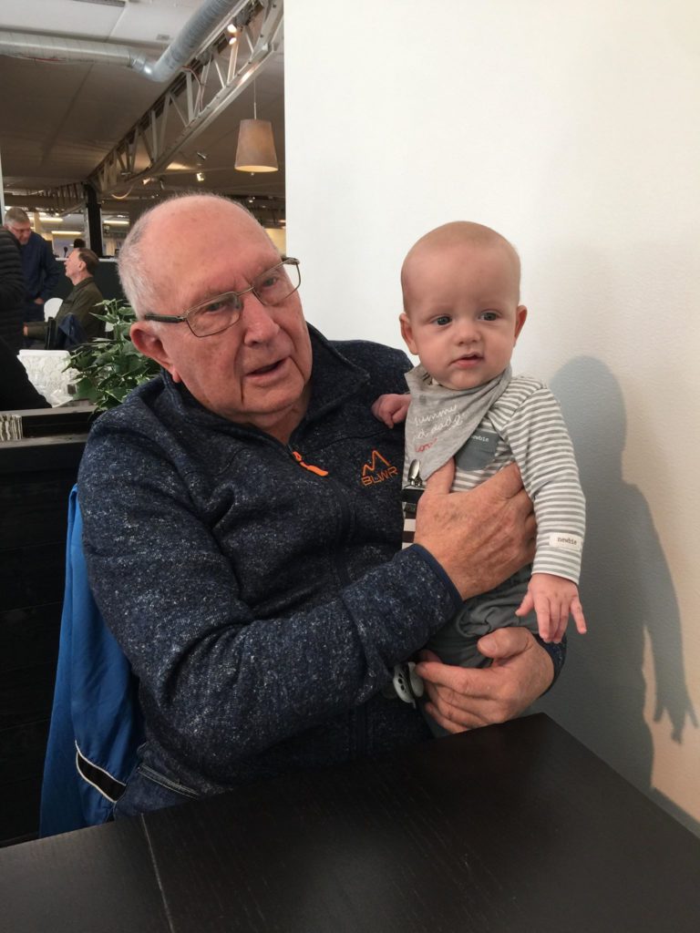 Ingvar Lindgren med sitt barnbarnsbarn Alf